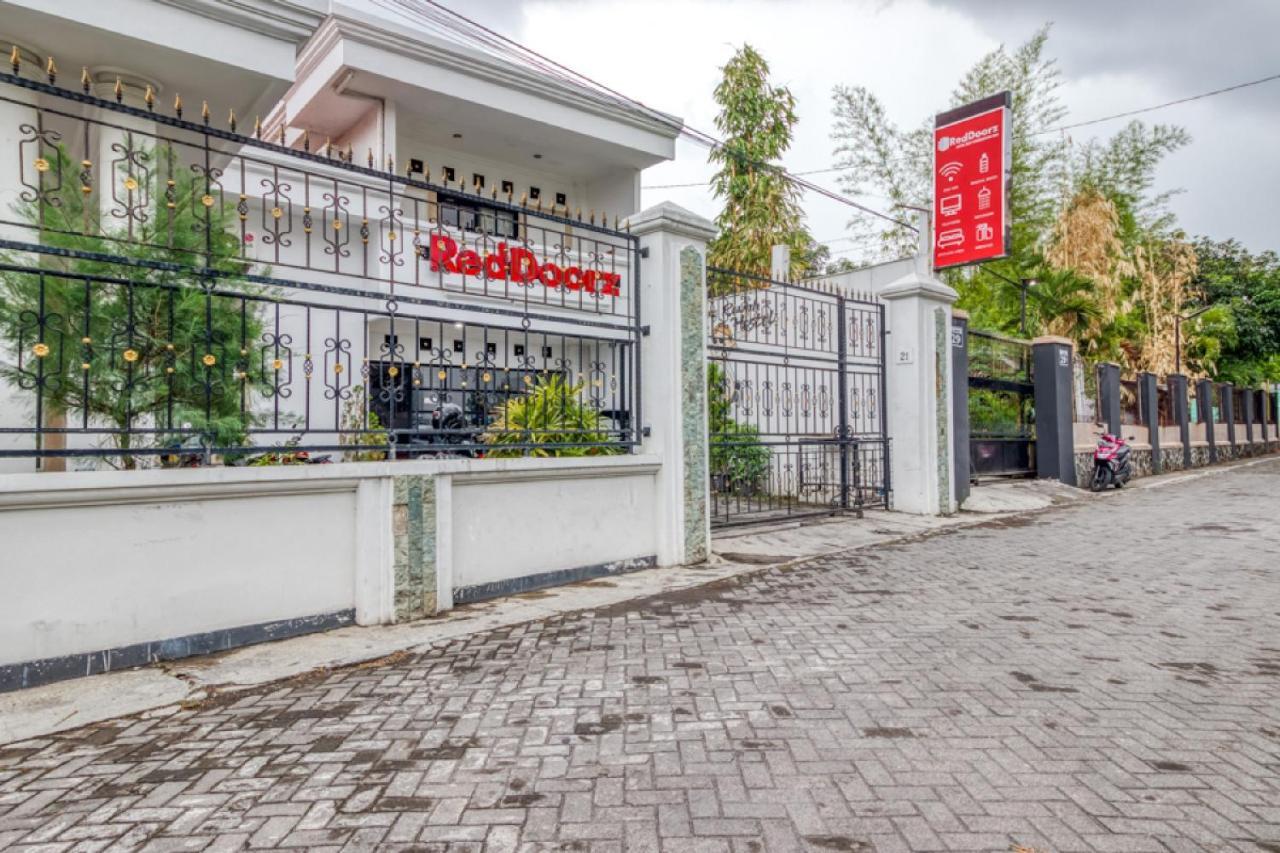 Reddoorz Hostel Near Stadion Mandala Krida Yogya Yogyakarta Ngoại thất bức ảnh